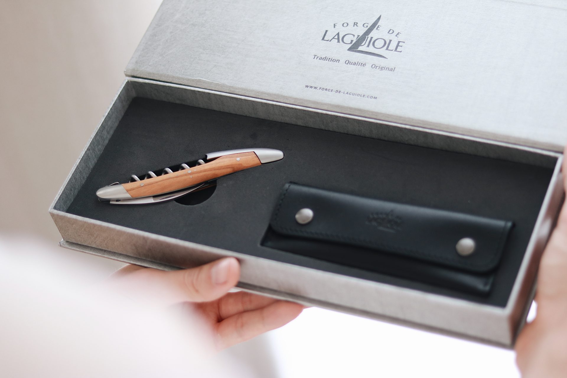 Laguiole Sommelier Messer satiniert mit Griff aus Olivenholz